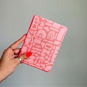 LIKE NEW page. Kindle Oasis Case 〰️ Shape & Bake Pattern (Pink)